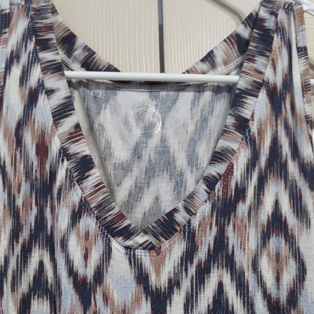 Patterned Sleeveless Top - Picture 3 of 3